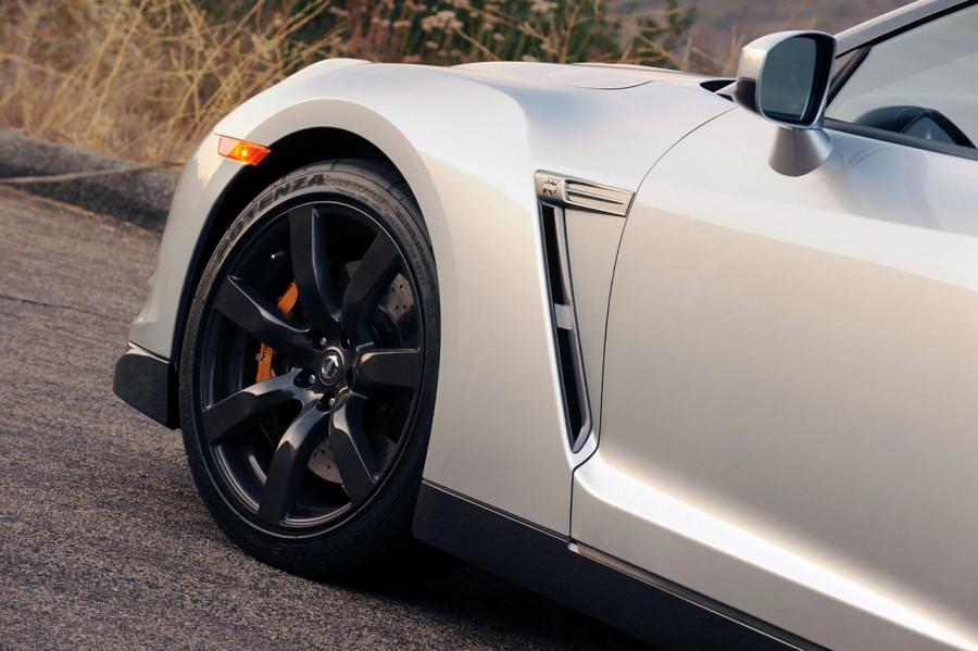  Nissan GT-R 2010 года  (фото 37 из 44)